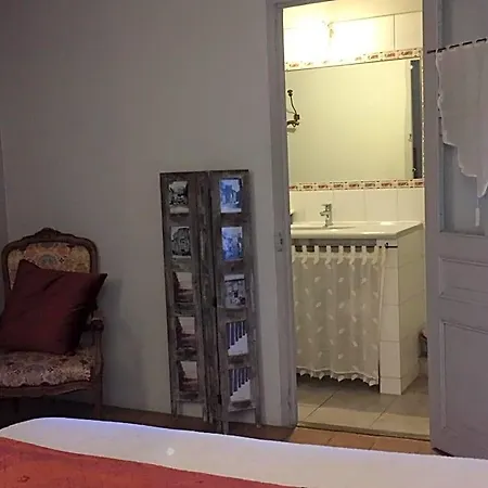 Les Aiguieres En Provence Bed & Breakfast 3*
