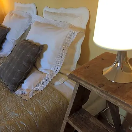 Les Aiguieres En Provence Bed & Breakfast