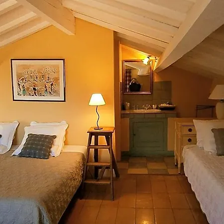 Les Aiguieres En Provence Bed & Breakfast 3*