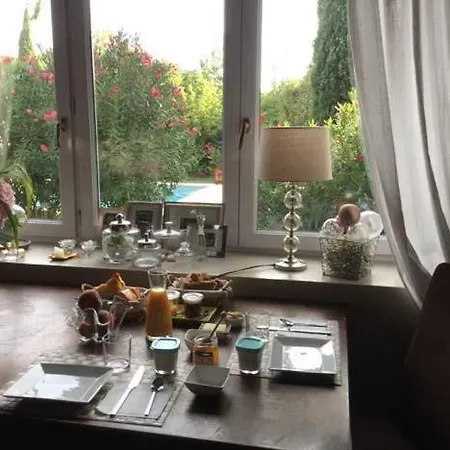 Les Aiguieres En Provence Bed & Breakfast