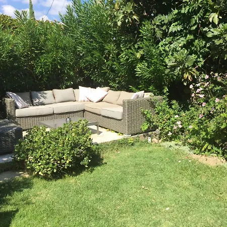 Les Aiguieres En Provence Bed & Breakfast
