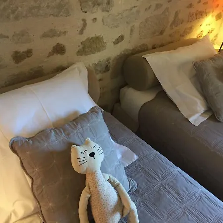Les Aiguieres En Provence Bed & Breakfast *