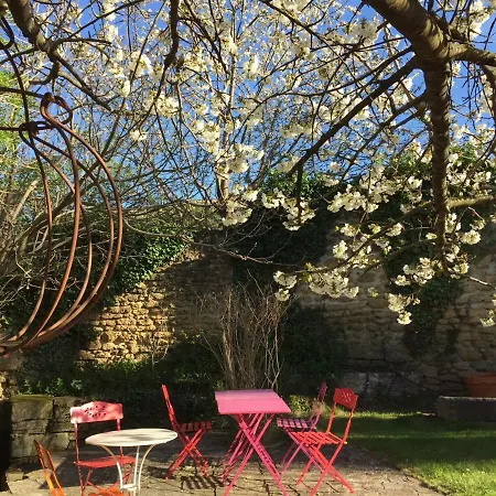 Les Aiguieres En Provence 住宿加早餐酒店 3*